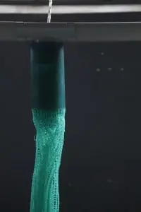 5. Drainpipe Waterfall, ontwerp Katharzyna Zareba. Bij een miezer sijpelt het water zichtbaar naar beneden; bij een hoosbui stort het letterlijk als een waterval langs het weefwerk.