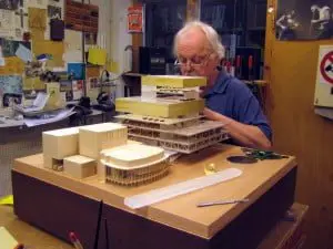 De eigen maquettebouwer van Mecanoo maakt een maquette van de bibliotheek in Birmingham, UK. Het gebouw op de voorgrond op de maquette is het belendende REP Theatre, dat wordt gerenoveerd naar ontwerp van Mecanoo.