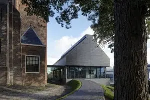 In 2006-2012 is de Beemster Keyser gelerealiseerd, een ingetogen uitbreiding van de monumentale renaissance kerk van Hendrick de Keyser in Middenbeemster. Bierman Henket architecten hebben veel aandacht besteed aan de messcherpe detaillering van dak en gevel. Foto: René de Wit