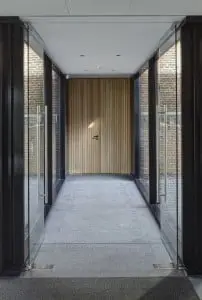 Eindeloos hebben Hubert Jan Henket en Janneke Bierman gestudeerd op de deur die de overgang markeert tussen de monumentale kerk en de nieuwe, moderne uitbreiding. Foto: René de Wit
