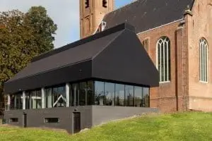 Om de omvang van het bijgebouw te camoufleren is het deels ingegraven in de terp; zo oogt het veel kleiner dan het is. Foto: René de Wit