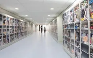 Twee series lockers in het Baarnsch Lyceum, naar ontwerp van Lab3. Alleen de deurtjes zijn nieuw, de rest is hergebruik vanuit de oude school. Een serie deurtjes met Escher en een serie met foto’s van mogelijke lockerinhouden. Deze deurtjes zijn nog niet in productie. Foto: René Gonkel