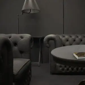 Ontwerpbureau i29 ontwierp in 2009 een tijdelijk interieur voor het reclamebureau Gummo. Het moest low budget en dus kocht i29 meubilair op via Marktplaats en liet dit coaten door een bedrijf dat zeecontainers behandeld. De muren en vloer van het kantoor kregen dezelfde donkergrijze tint. Foto: Ewout Huibers