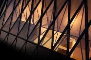 Verbouwing van het woonhuis van de vader van Jeroen Spee. De specifi ek ontworpen lichtstraat zorgt voor meer ruimtelijkheid. De wijnkast is opgebouwd is uit vierkante staafj es staal. Opgeleverd in 2011.