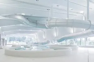 18. In het Hofbad in Den Haag, dat in 2012 werd geopend, plaatste VenhoevenCS de onderste helft van één van de binnengevels enigszins schuin om de galm- en geluidsoverlast te beperken. Foto: Ronald Tilleman