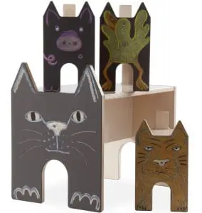 Het eerste ontwerp dat van NOtoys op de markt kwam, en vooral in Italië en Spanje populair blijkt, is Allesbeest. Een krukje en een tafel, die ook als bank gebruikt kan worden. De mogelijkheden zijn legio, je kunt ze stapelen of schakelen. Beide hebben krijtbordvlakken, waarmee je ze telkens kunt veranderen in andere dieren, of in een raket, een kasteel of wat je fantasie je ook maar ingeeft. Foto: NOtoys