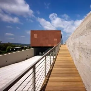 De vorm en materialisering van het bezoekerscentrum zijn strak, eigentijds en eenvoudig gehouden. Foto: Tamás Bujnovszky