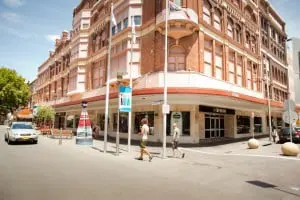 Door startende ondernemers (bijna) gratis in leegstaande panden te zetten krijgen zij de kans om hun bedrijf een kick-start te geven en kan een desolaat gebied in een creatief kwartier veranderen. Als het bedrijf eenmaal loopt zou je de huur kunnen koppelen aan de omzet. Dat deze tactiek zeer succesvol kan uitpakken is al bewezen met de projecten ‘renew Newcastle’ in het Australische Newcastle en Granville Island in de Canadese stad Vancouver.