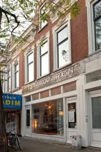 De Nieuwe Binnenweg in Rotterdam was jarenlang berucht om zijn junks en hangjongeren, obscure belhuizen en nagelsalons, smerige stoepen en dichtgetimmerde etalages. Totdat in 2008 een aantal ondernemers aan de bel trok bij de gemeente over de verpauperde staat van hun straat. De gemeente bedacht samen met de ondernemers en eigenaren en integrale aanpak. Verkrotte panden werden opgeknapt, en de straat werd opnieuw geplaveid met ‘authentieke’ klinkers.