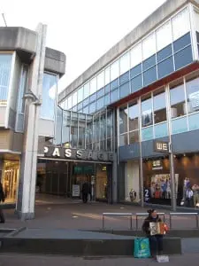 In Gouda transformeerde Soeters Van Eldonk een winkelcomplex aan de Kleiweg uit de jaren zeventig. Rond het bestaande betonnen casco kwam een nieuwe gevel, opgebouwd uit een aantal losse panden die in maat en vormentaal aansluiten op de omgeving.