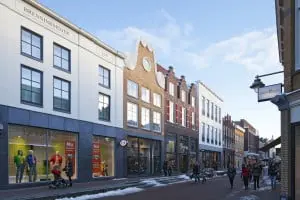 In Gouda transformeerde Soeters Van Eldonk een winkelcomplex aan de Kleiweg uit de jaren zeventig. Rond het bestaande betonnen casco kwam een nieuwe gevel, opgebouwd uit een aantal losse panden die in maat en vormentaal aansluiten op de omgeving.