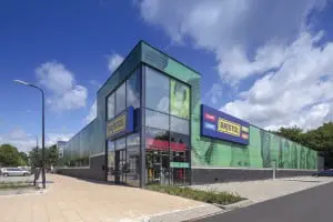 K3H architecten toverde een gedateerd en deels leegstaand retailgebouw in het centrum van Klazienaveen met een aantal simpele, low budget ingrepen om tot een fris, eigentijds winkelpand.