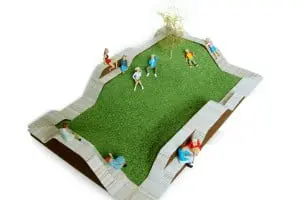 Voor het prijsvraagontwerp Softcore, stadsmeubel Turnhout (B), is het groene landschap juist het hart van het ontwerp. Rondom deze zachte kern bevinden zich de gevraagde zitmeubelen in twee golvende lijnen. Hierdoor kun je kiezen voor afzondering aan de stadskant en interactie in het hart van het object.