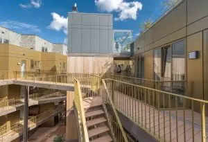 Rondom de hof lopen kriskras als in een Escher-tekening, houten trappen omhoog