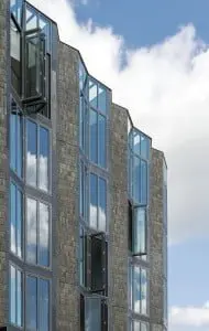 De hoogte wordt afgezwakt door erkers die oplossen in daklichten