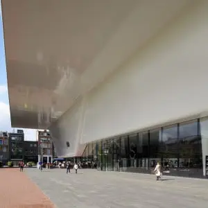 Stedelijk Museum, Amsterdam. De witte composiet badkuip is een ontwerp van Benthem Crouwel. De badkuip lijkt een geheel maar bestaat uit ingenieus met elkaar verbonden delen. De materiaalopbouw en koppeling van de elementen waren een stukje ‘bollebozentechniek’ aldus de composietfabrikant • Foto Holland Composites.