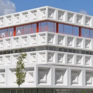 De Matrix, Hardenberg. Architect Marlies Rohmer won in 2008 de scholenbouwprijs met haar ontwerp voor De Matrix, een brede school in Hardenberg. De gevels van het gebouw zijn bekleed met opvallende vezelversterkte polyester gevelelementen van Polux • Foto Polux.