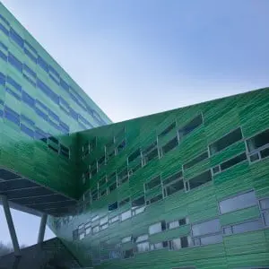 Rijksuniversiteit Groningen. Het Centrum voor Levenswetenschappen van de faculteit Wiskunde en Natuurwetenschappen is ontworpen door Rudy Uytenhaak. Een opvallende groene gevel van composiet, met een grillig patroon. Elk paneel is anders vanwege de glasvezelkabels die met de hand in de panelen werden gelegd • Foto Holland Composites.