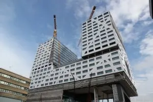 Stadskantoor Utrecht. Oplevering: 2014, architect: Kraaijvanger. Pal op het station komt de nieuwe huisvesting van de gemeente Utrecht. Met meer dan 800 constructieve gevelelementen van composiet. De gevel heeft een isolatiewaarde van RC =11,5 • Foto Skyscrapercity.nl.