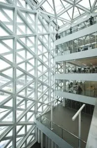 Gebouw X van Hogeschool Windesheim in Zwolle (Broekbakema en Holland Composites) werd door de BNA uitverkoren als Gebouw van het Jaar in 2011. Kort daarna ontstonden er scheurtjes in het witte composiet raster • Foto’s Henk Wind.