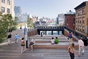 High Line bij 10th Avenue Square in New York. Ontwerp James Corner Field Operations, Diller Scofidio + Renfro, en Piet Oudolf, 2009