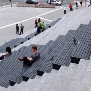 Jaarbeursplein Utrecht, een fietsenstalling van drie verdiepingen ligt verborgen onder grote tribunetrappen, ontwerp architectenbureau Kraaijvanger