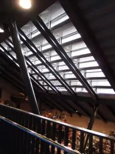 Jaarbeursplein Utrecht, een fietsenstalling van drie verdiepingen ligt verborgen onder grote tribunetrappen, ontwerp architectenbureau Kraaijvanger