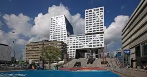 Zicht vanaf de Jaarbeurs richting het nieuwe stadkantoor, de trappen leiden van straatniveau naar de traverse over de sporen. Foto: Rob Hoekstra