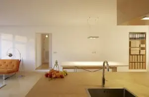 1.De voormalige huurwoning van David Dooghe
ligt op de derde verdieping van een huizenblok
uit 1905 aan de Boomgaardsstraat, een zijstraat
van de Witte de Withstraat. Dooghe: ‘Het huis
werd op Funda aangeboden door Woonstad
Rotterdam. Behalve aantrekkelijk geprijsd, was
de locatie in het centrum precies wat ik wilde.
Na twee keer kijken, heb ik het gekocht.’ Daarna
heeft hij het zelf gerenoveerd met de hulp van
zijn vader, die aannemer is.