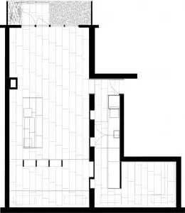 2.De huidige L-vorm is ontstaan door samenvoeging van anderhalve woning tijdens de stadsvernieuwing in de jaren tachtig. Na de koop heeft Dooghe de woning gestript en opnieuw ingedeeld. Op één dragende muur na, zijn alle wanden verwijderd. De nieuwe indeling is uiterst efficiënt en bestaat uit een gecombineerde woon-, werk- en eetkamer met een centrale keuken, entree, gang met berging, wc, douche en kastruimte en een aparte slaapkamer. Voor de afwerking en inrichting gebruikte hij een minimum aan materialen en meubelstukken.