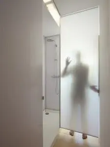 7.Douche en wc zitten verborgen achter de polycarbonaat wand in de gang. Dooghe ontwierp hiervoor een multiplex bak van 80 bij 320 centimeter met een witte, waterdichte coating. Een polycarbonaat tussenwand verdeelt niet alleen de bak in tweeën, maar ook de vierkante wastafel die tegen de achterwand hangt. Met aan iedere kant een kraan, is de wastafel zowel vanuit de wc als de douche te gebruiken.