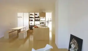 11.Alle afmetingen in huis zijn 40 cm of een veelvoud daarvan,’ zegt Dooghe. ‘De woonkamer is 480 cm, het keukenblok 120, de eettafel 80 en de banken en vloerdelen zijn 40 cm breed.’ De scheidingswand tussen woon- en werkkamer bestaat uit drie boekenkasten van ieder 80 cm. Deze zijn net als de kasten in de gang, voorzien van lichtdoorlatende, polycarbonaat deuren. Door de deuren te verschuiven kun je de kast of de ruimte afsluiten en de sfeer open of intiemer maken. De multiplex zij- en tussenwanden maken ook hier verbinding met de vloer. Het hout loopt optisch door en verbindt alles. Dooghe: ‘Het huis is helemaal af. Over ieder detail is nagedacht. Als ik iets ga veranderen, moet ik alles aanpassen.’