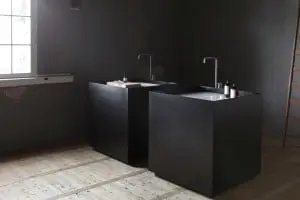 De Scape collectie van NotOnlyWhite dankt zijn naam aan de verschillende ‘landschappen’ die in de zwarte Himacs wastafel ontstaan door het gebruik van verschillende inlays.