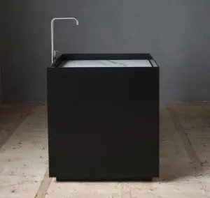 De Scape collectie van NotOnlyWhite, diverse invullingen zijn mogelijk: een raster en blokken van wit Himacs of een Carrara marmeren plaat. 