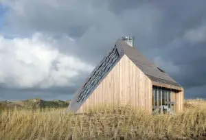 Vanuit het zuidwesten, het sculpturale bouwwerk is van top tot teen bekleed met hout en heeft vanuit elk standpunt weer een ander silhouet
