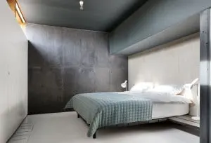 In het souterrain zijn drie slaapkamers met hoge vensters