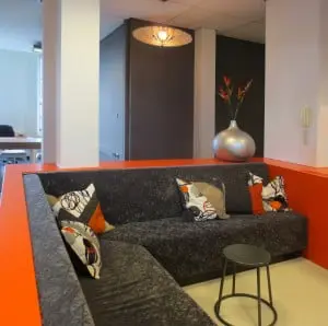 In de brede ombouw van de lounchehoek huizen de koelkast en opberglades van de pantry.