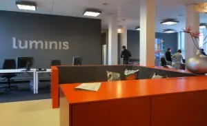 Antracietgrijs contrasteert mooi met de oranje huiskleur van Luminis. Metaalaccenten komen terug in de belettering, vaas en krukjes.