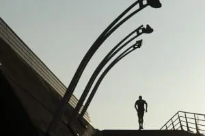 Nederland, Utrecht, 3 okt 2014
Jogger, hardloper, op de Prins Clausbrug. De Prins Clausbrug is een tuibrug die de verbinding vormt over het Amsterdam-Rijnkanaal, tussen de Utrechtse gebiedsdelen Kanaleneiland en Papendorp. De brug is een ontwerp van Ben van Berkel,
Foto: (c) Michiel Wijnbergh