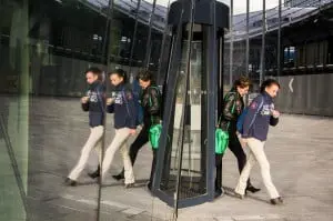 Nederland, Utrecht, 20 okt 2014
Entre van het nieuwe stadskantoor van Utrecht. Mensen verlaten de draaideur en worden gespiegeld in de glazen wand van het gebouw.
Foto: (c) Michiel Wijnbergh