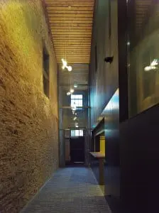 Ingang van de kleine zaal met rechts de garderobe.