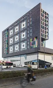 De nieuwe Doornroosje in Nijmegen met fietsenstalling eronder en studentenhuisvesting erboven. Foto Edwin Smits