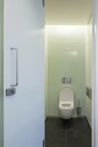 Toilet Mauritshuis. De achterwand is voorzien van een glasplaat, de zijwanden van epoxymuurverf