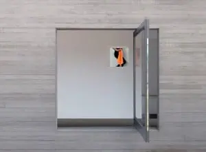 Taatsraam in de achtergevel en doorkijkje naar trap.