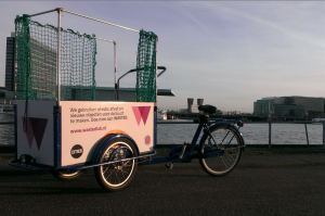Plastic afval wordt wekelijks opgehaald met bakfietsen