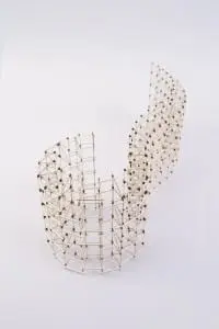 Een kastsysteem van
Mieke Meijer kan volledig in lengte, hoogte,
vorm en materiaal variëren, op de foto een
gebogen opstelling als room divider.