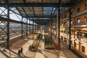 Wie de beurs zat is kan zich aansluiten bij een van de gratis stadswandelingen die Batimat met ArchiGuides organiseert. Foto: © 11H45