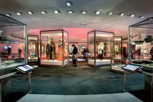 De expositieruimte met een overzicht van de geschiedenis van Noord-Holland in archeologische vondsten vanaf 300.000 voor Christus tot 1950. Historische modellen in de binnenring van de expositieruimte met onder andere Hilde (vitrine links) • Foto Mike Bink.