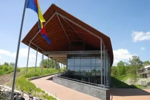 De ingang van het Huis van Hilde op de begane grond, links de doorgang richting duinen via het terras van het restaurant.