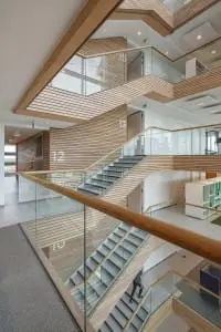 Trappenhuis met vide als verbindende factor tussen de twee kantoortorens.